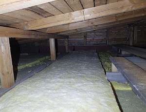 Zateplení stropu rodinného domu pomocí foukané izolace